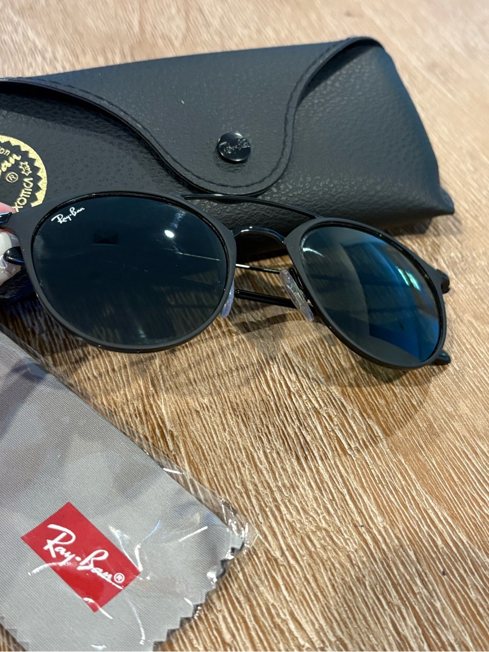 Rayban black round frame
